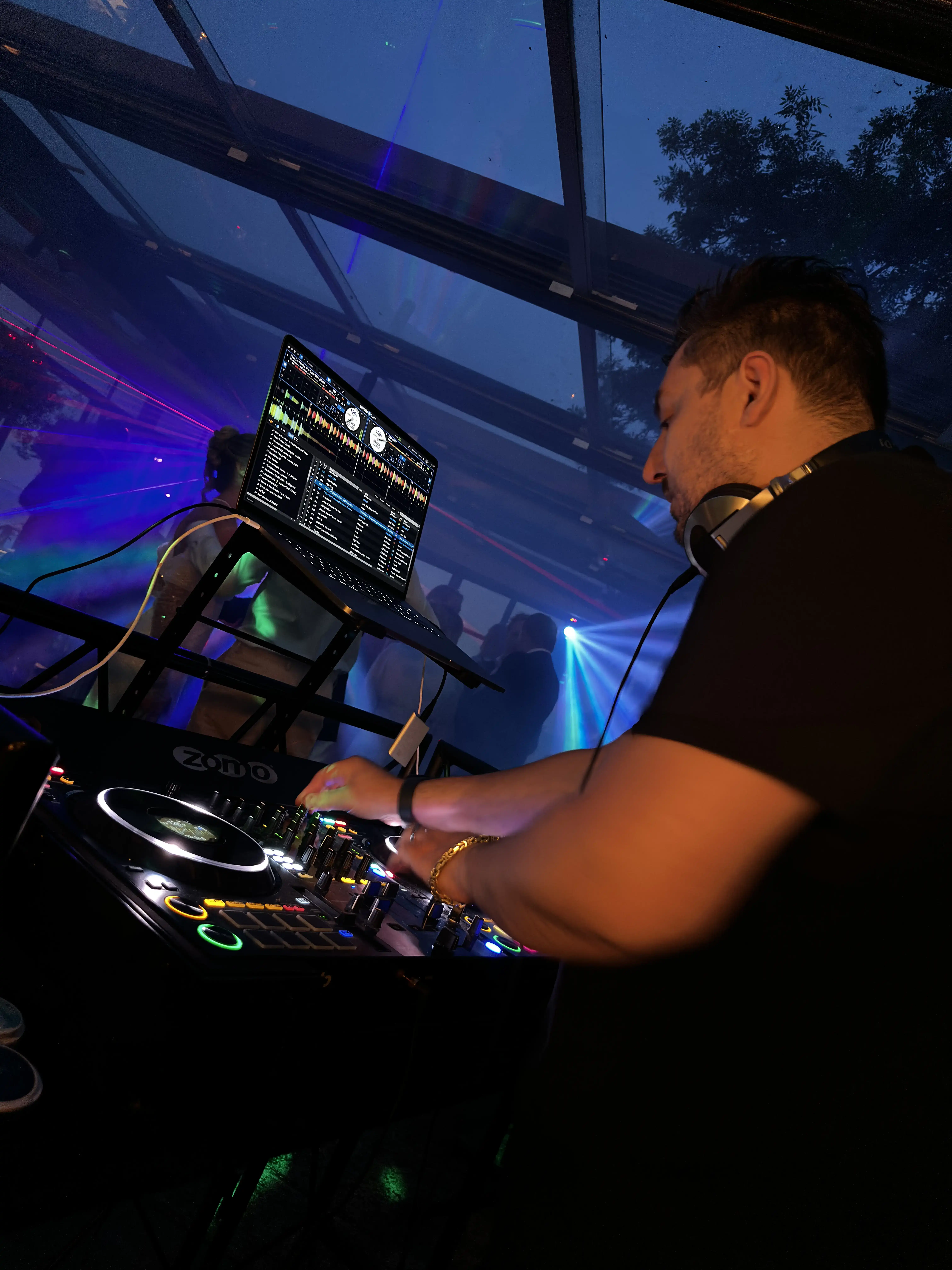 DJ med professionellt ljud och ljus till födelsedagsfest